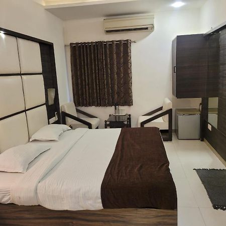 Golden Plaza Hotel Ахмедабад Екстериор снимка