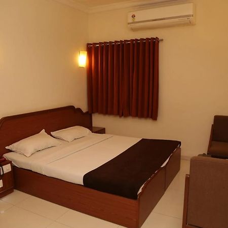 Golden Plaza Hotel Ахмедабад Екстериор снимка