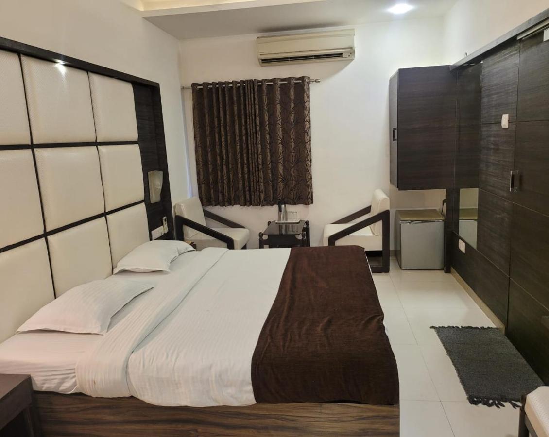 Golden Plaza Hotel Ахмедабад Екстериор снимка
