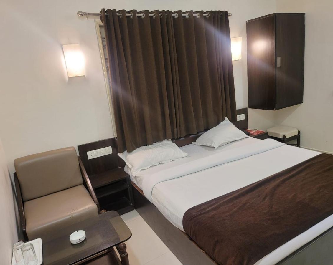Golden Plaza Hotel Ахмедабад Екстериор снимка