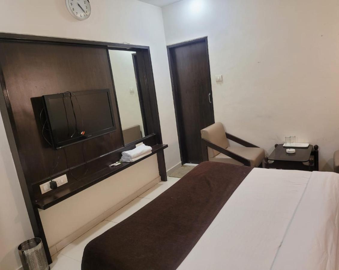 Golden Plaza Hotel Ахмедабад Екстериор снимка
