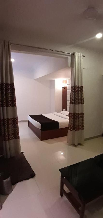Golden Plaza Hotel Ахмедабад Екстериор снимка