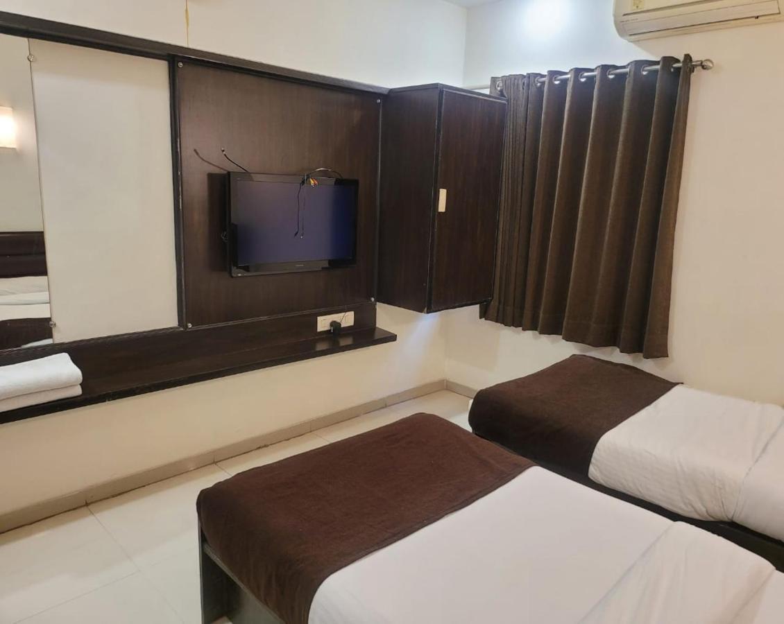 Golden Plaza Hotel Ахмедабад Екстериор снимка