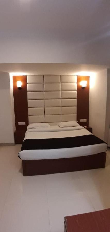 Golden Plaza Hotel Ахмедабад Екстериор снимка
