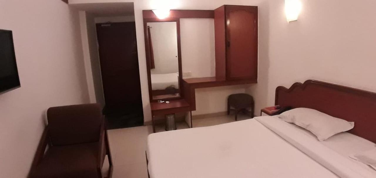 Golden Plaza Hotel Ахмедабад Екстериор снимка