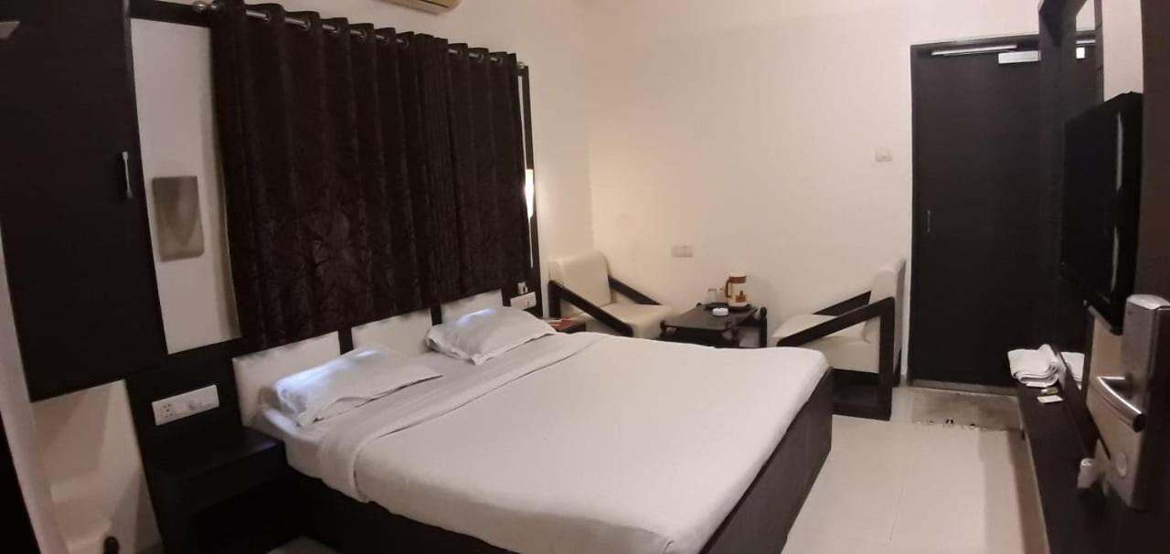 Golden Plaza Hotel Ахмедабад Екстериор снимка