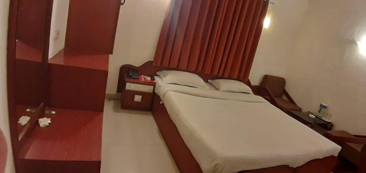 Golden Plaza Hotel Ахмедабад Екстериор снимка