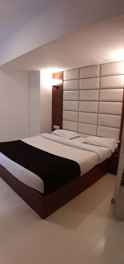 Golden Plaza Hotel Ахмедабад Екстериор снимка