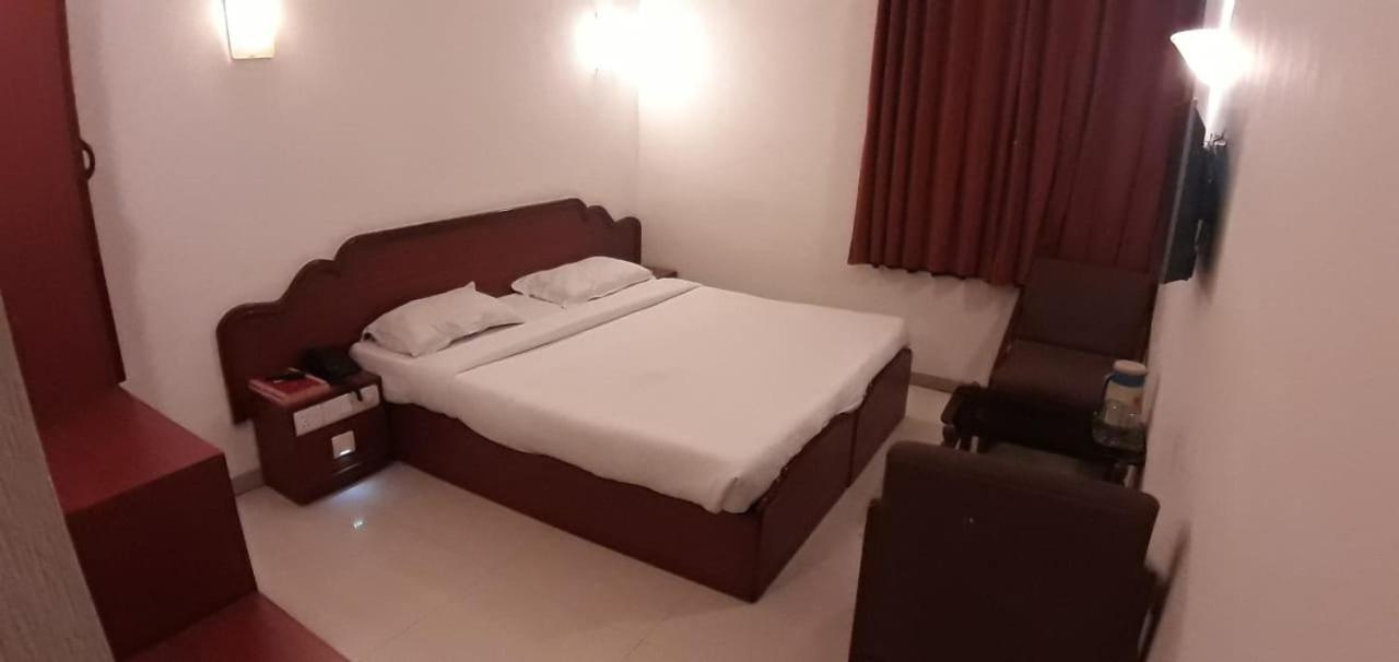 Golden Plaza Hotel Ахмедабад Екстериор снимка