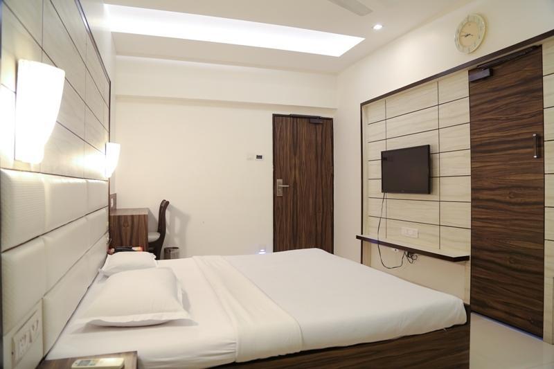 Golden Plaza Hotel Ахмедабад Стая снимка