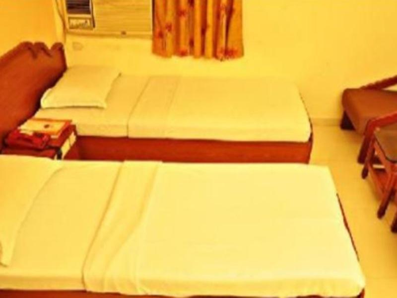 Golden Plaza Hotel Ахмедабад Екстериор снимка