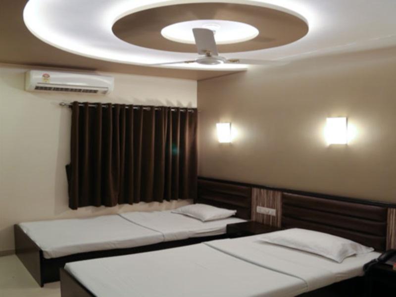 Golden Plaza Hotel Ахмедабад Екстериор снимка