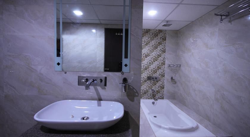 Golden Plaza Hotel Ахмедабад Екстериор снимка