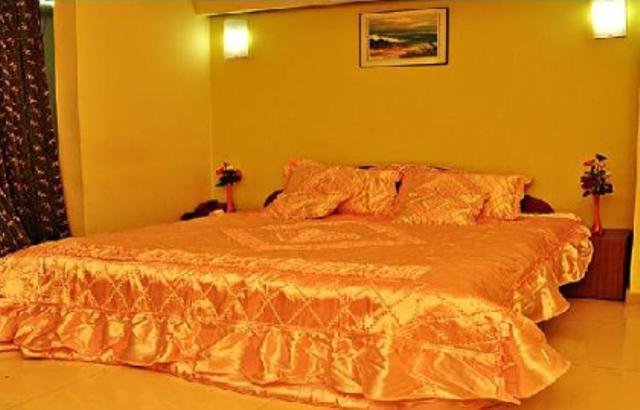 Golden Plaza Hotel Ахмедабад Екстериор снимка